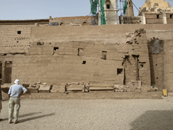 Seitenansicht einer Kirche im Luxortempel