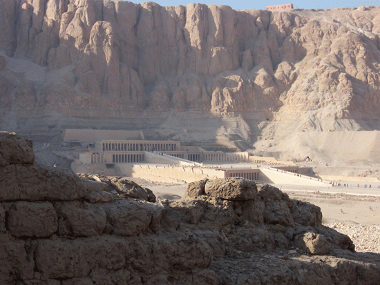 Blick von der Terrasse des Epiphaniusklosters 
			hinüber zum Tempel der Hatschepsut